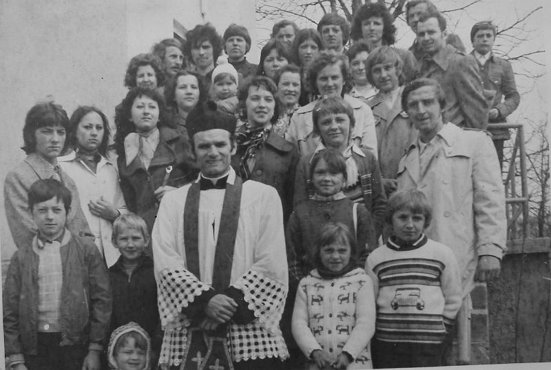 parafia polskokatolicka 1_44.jpg - Rok 1976. Koło Młodzieży Polskokatolickiej istniejące w parafii z ks. E. Elerowskim
